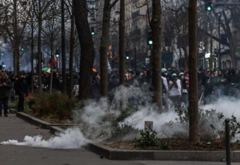 Haos na ulicama Pariza: Blokirani putevi, sukobi demonstranata i policije (VIDEO)