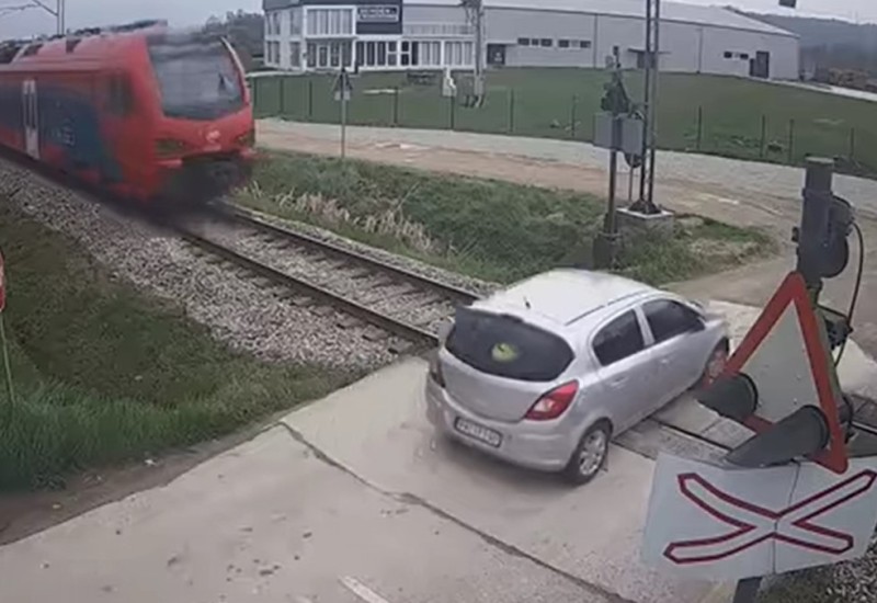 Voz u punoj brzini udario u auto: Žena poginula na pružnom prelazu UZNEMIRUJUĆI VIDEO