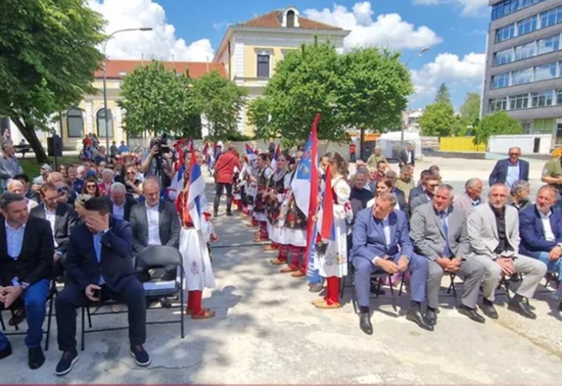 Zvaničnici Srpske u obilasku centralnog spomenika poginulim borcima