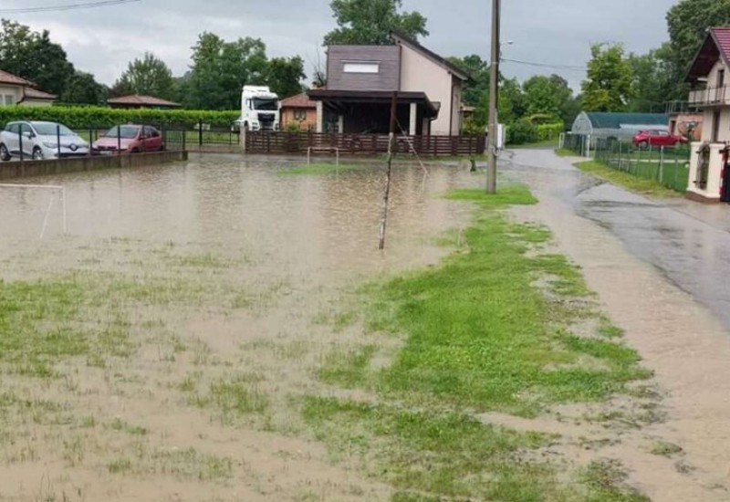 Poplavljeno igralište i više ulica u banjalučkom naselju Priječani