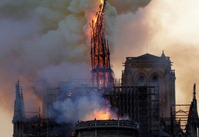 Gori čuvena katedrala u Francuskoj (VIDEO)