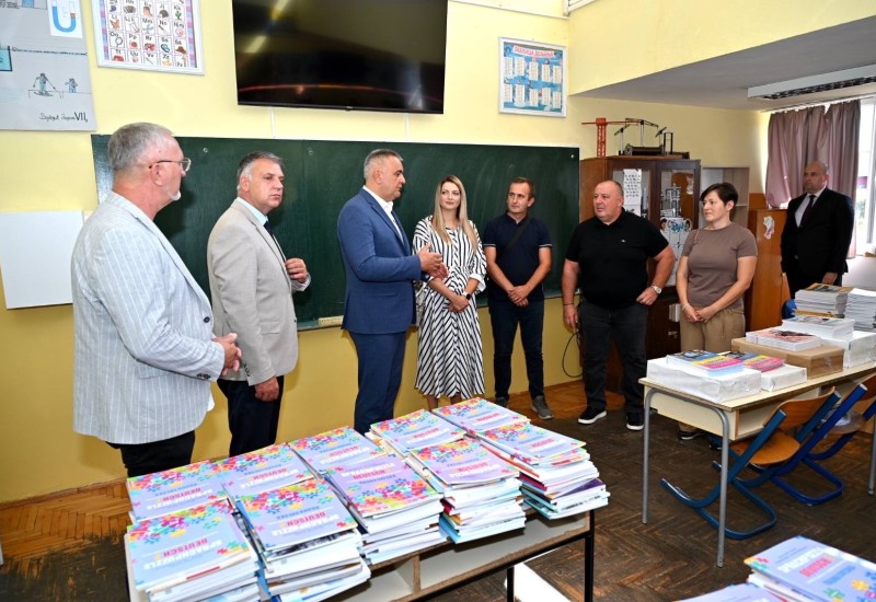 Minić: Izuzetno važno što svi osnovci imaju besplatne udžbenike i jednake šanse