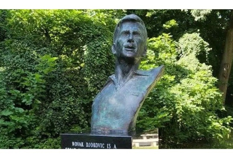 Bista Novaka Đokovića postavljena u Srpskoj kulturnoj bašti u Ohaju
