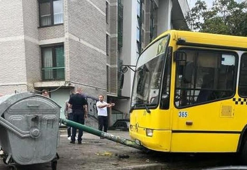 U saobraćajnoj nezgodi na Marin Dvoru autobus srušio stub rasvjete