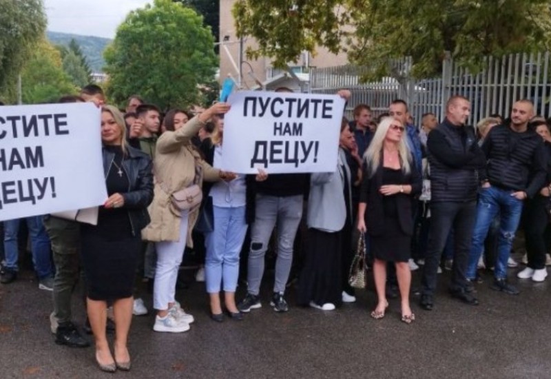 Protest porodica uhapšenih srpskih mladića ispred policijske stanice u KiM