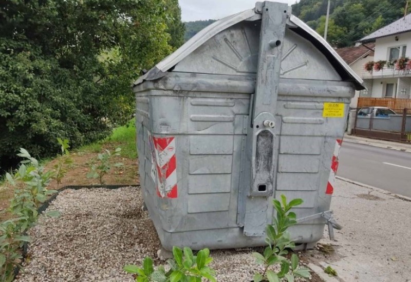 BANJA LUKA: Apel za odlaganje otpada u kontejnere, uništene tek zasađene sadnice