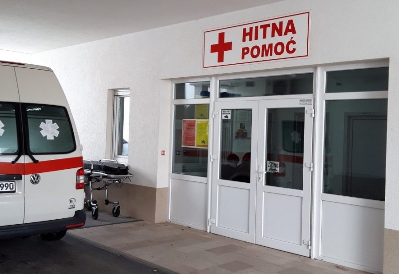 Ranjen mladić u Novom Sadu, policija na terenu