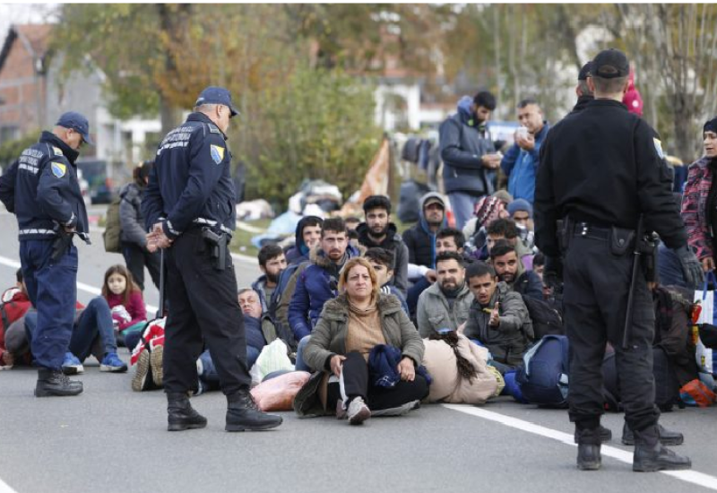 Određivanje pritvora policajcima zbog pljačke migranata
