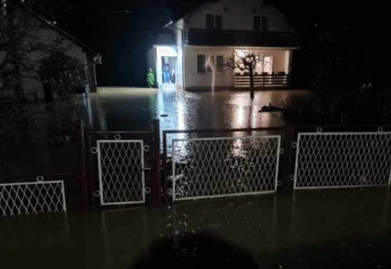 Vanredno u Kozarskoj Dubici, klizište prijeti pucanju nasipa