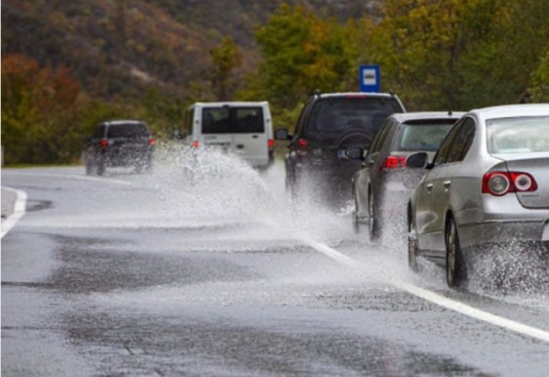 Povećana količina vode na putevima otežava saobraćaj