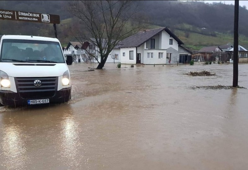 Ekipe civilne zaštite na terenu: Vodostaj rijeke Une u porastu, Banja Luka donira vreće pijeska