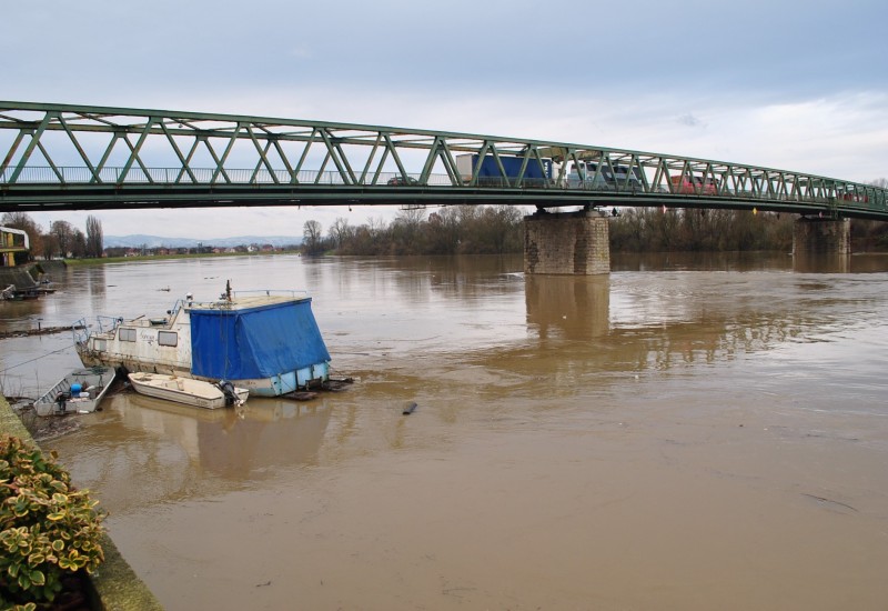 Gradiška: Vodostaj rijeke Save u porastu, voda prodrla u šahtove i vrelovodne mreže