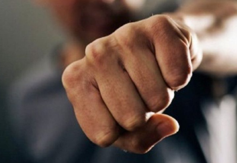 Pretukli mladića u parku pa huškali pse da ga ujedaju