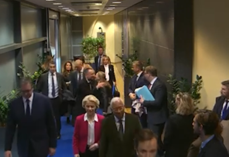 Snimljen neugodan trenutak: Ursula von der Leyen ‘ućutkala’ Aleksanda Vučića