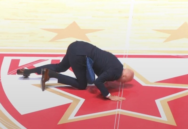Obradović kleknuo i poljubio Zvezdin grb, navijači ga dočekali kao legendu (VIDEO)