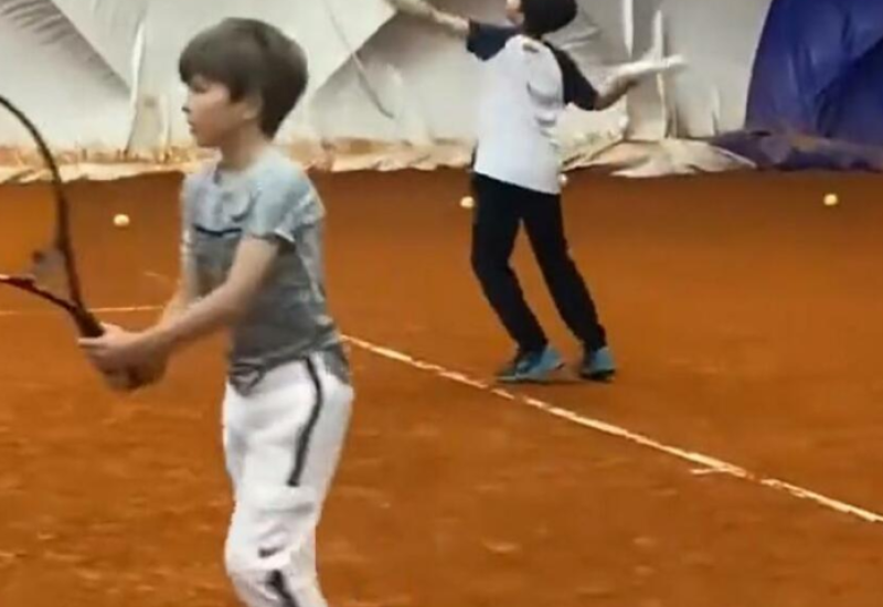 Mali Stefan igra tenis sa drugom, Nole prati svaki pokret sina (VIDEO)