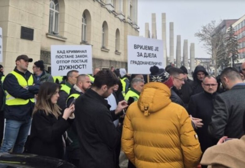 DEP-OT pita – zašto ćutite?! Radnici ispred Gradske uprave prozivaju Stanivukovića