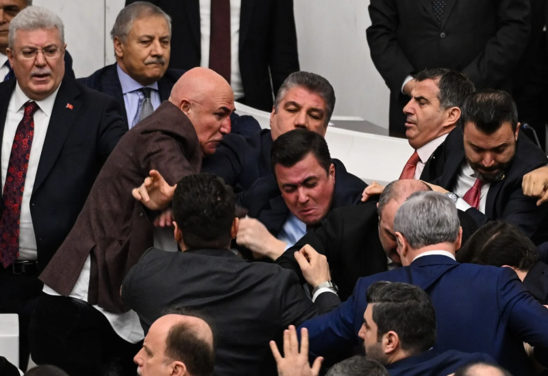 Haos u turskom parlamentu tokom zakletve novog ministra pravde (VIDEO)