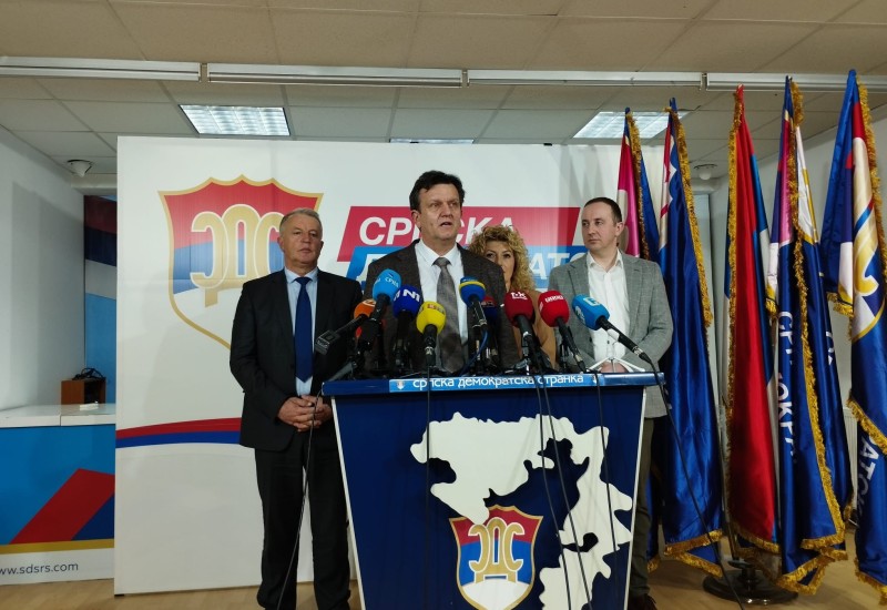 Blanušina „pomirenja“ i opozicioni igrokazi: trgovina iluzijama dok vrijeđaju narod