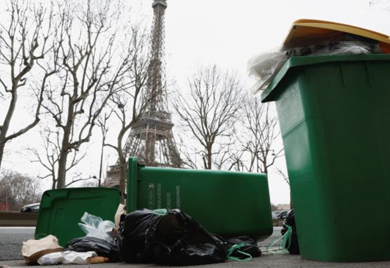 Pariz zatrpan smećem zbog štrajka sakupljača otpada (FOTO)