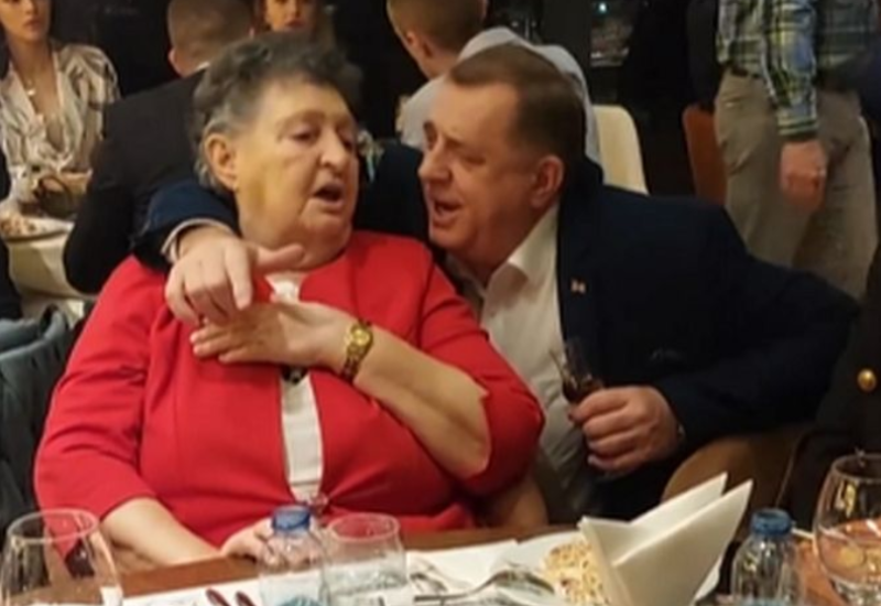 Dodik slavi rođendan: Sa majkom zapjevao “Srpkinja je mene majka rodila” (VIDEO)