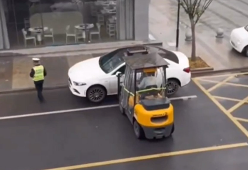 Mercedes odnijeli viljuškarom (VIDEO)