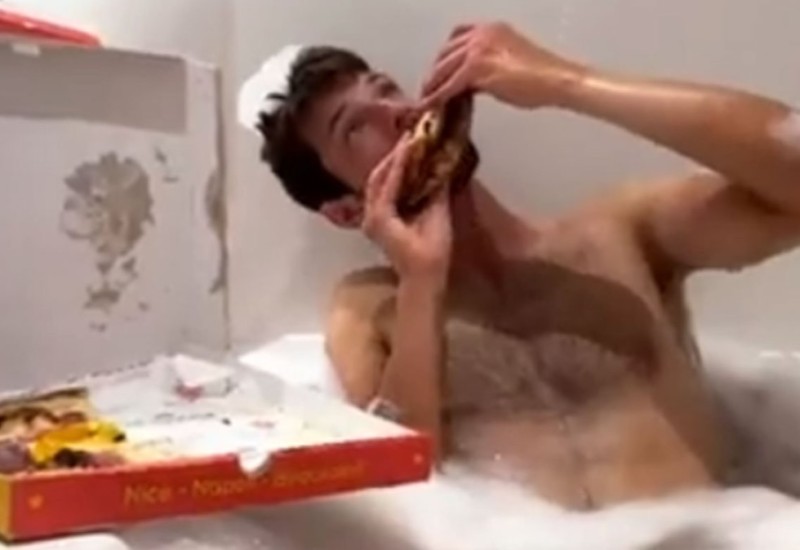 Izgubio od Đokovića pa slavio u kadi s djevojkom uz picu i šampanjac (VIDEO)