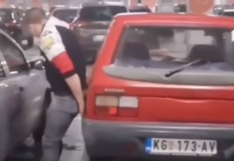 Pokazao kako parkira "jugića" i postao hit (VIDEO)