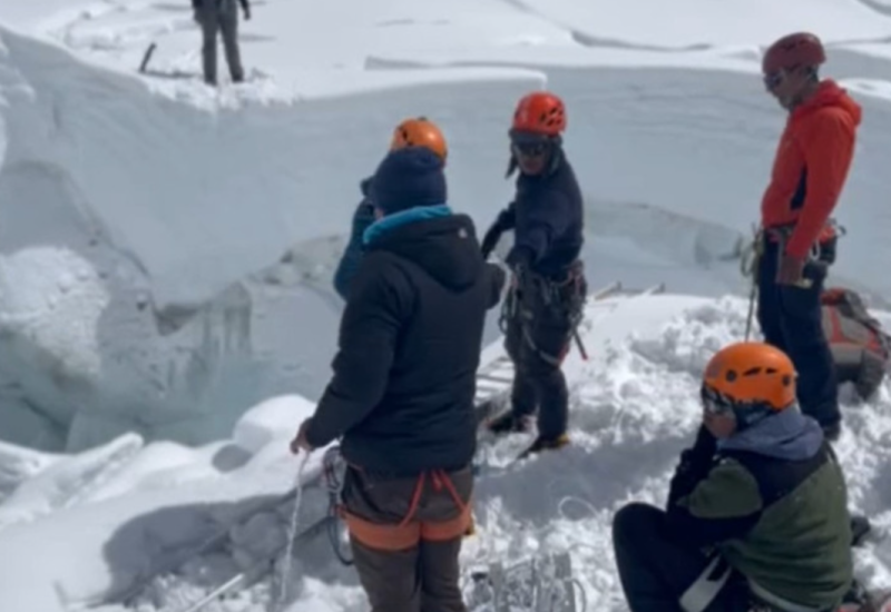 Tri nepalska šerpasa nestala na Mont Everestu nakon što ih je lavina zatrpala