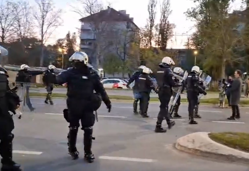 Novosadski studenti tokom noći blokirali GSP (VIDEO)