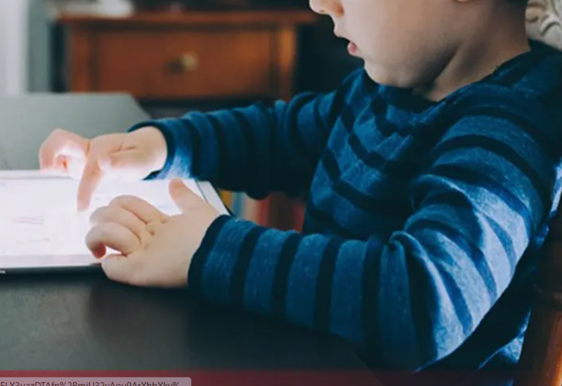 Žena završila u pritvoru jer je ćerkama oduzela Ajpede