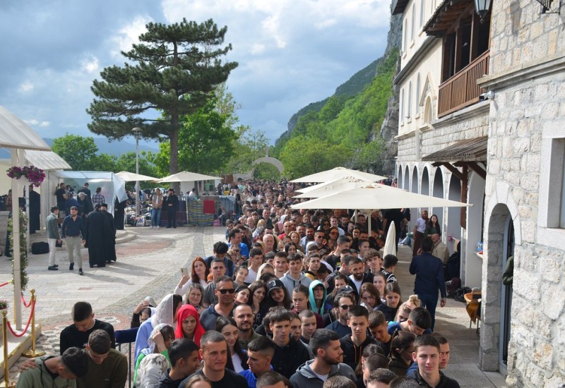 Hiljade vjernika u Ostrogu na proslavi Svetog Vasilija Ostroškog