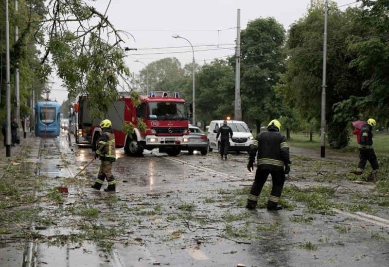 Kiša, jak vjetar i grad napravili brojne probleme u Zagrebu