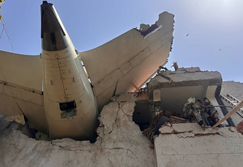 Indijska policija objavila fotografiju aviona s mjesta nesreće, rep probio dio zgrade