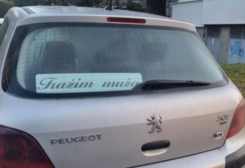 Neobična poruka na autu u Banjaluci