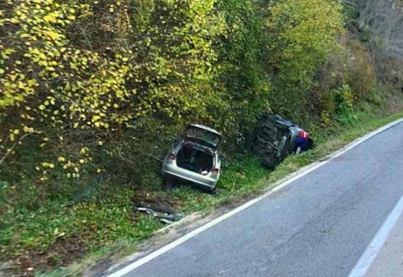 Dva auta završila u kanalu pored puta