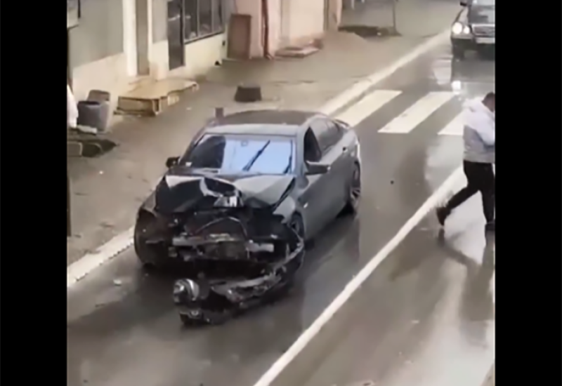 Automobil se zakucao u zgradu
