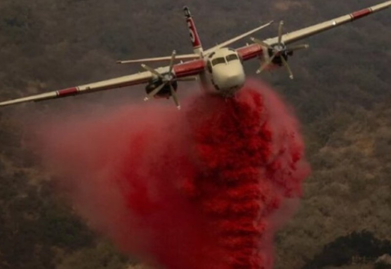 Avioni ispuštaju pink prah tokom požara u Los Anđelesu