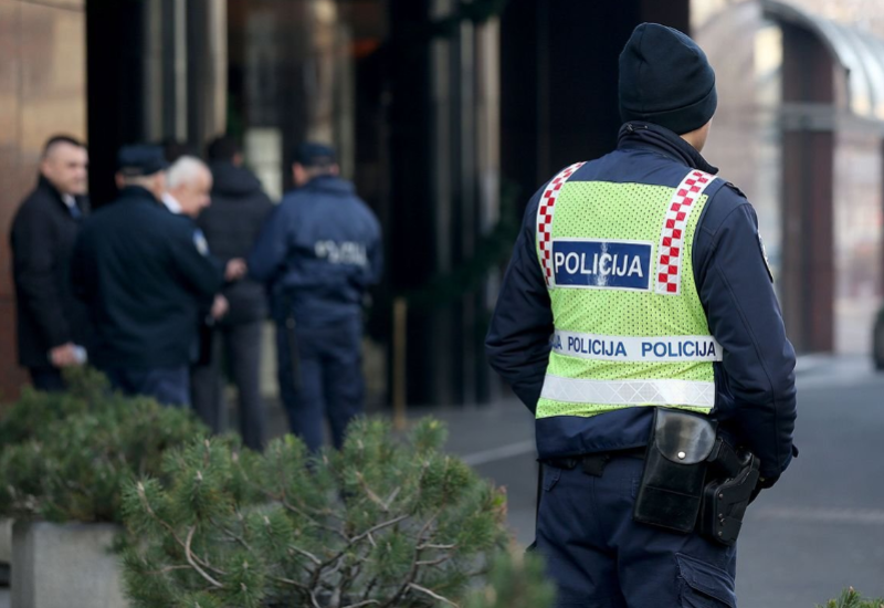 Policajac zaludio žene: "Gdje zaustavlja? Kazni me" (FOTO)