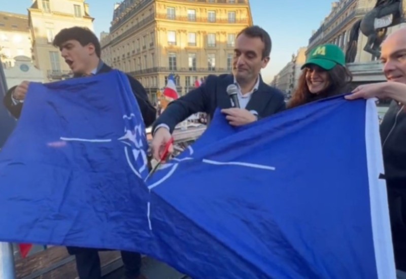 Protiv slanja oružja Ukrajini: Isječena zastava NATO-a u Parizu (VIDEO)