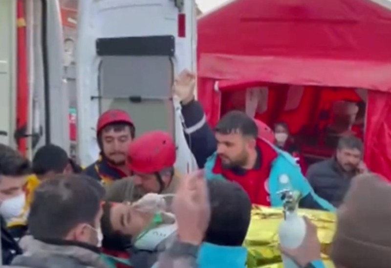 Desilo se čudo: Dječaci spaseni ispod ruševina sedam dana nakon zemljotresa (VIDEO)