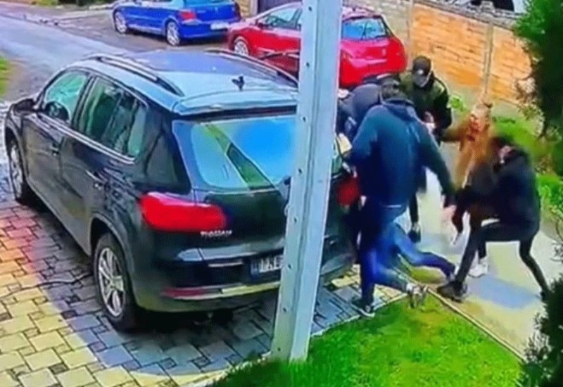 Maskirani napadači palicama prebili muškarca pred majkom i bebom (VIDEO)