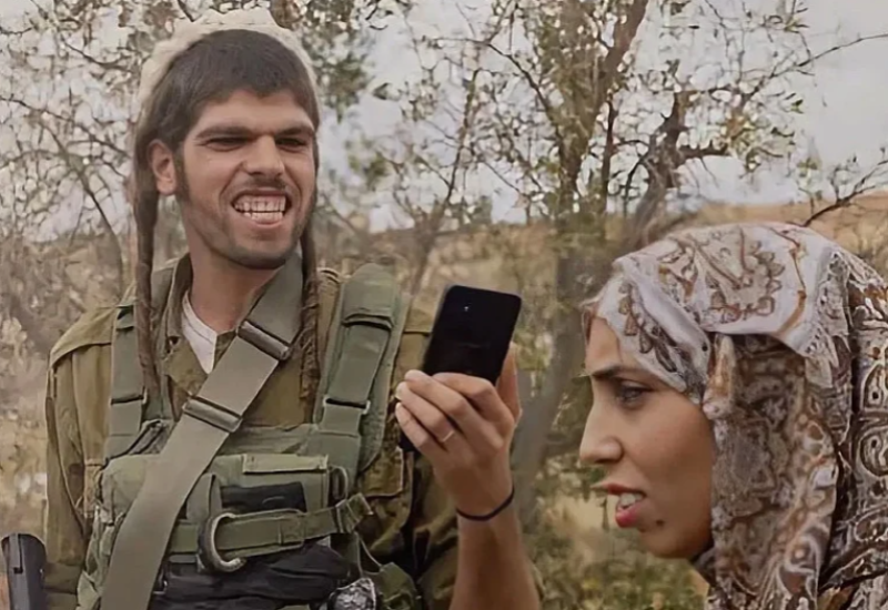 Izraelski ambasador bijesan jer je italijanski list objavio fotografiju vojnika koji snima Palestinku u nevolji