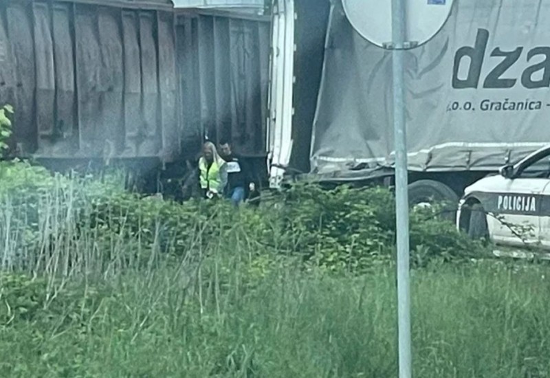 Voz se zabio u kamion na pružnom prelazu