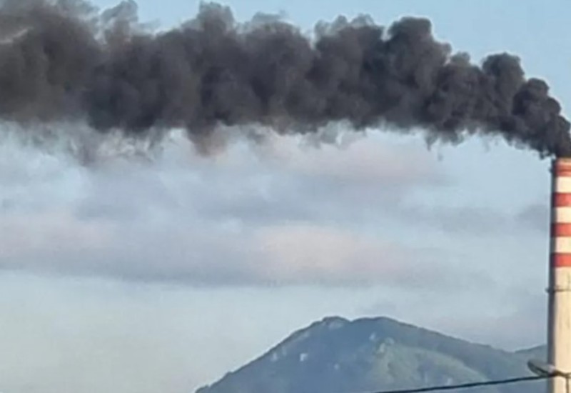 Građani strahuju: Crni dim prekrio Gacko (FOTO)