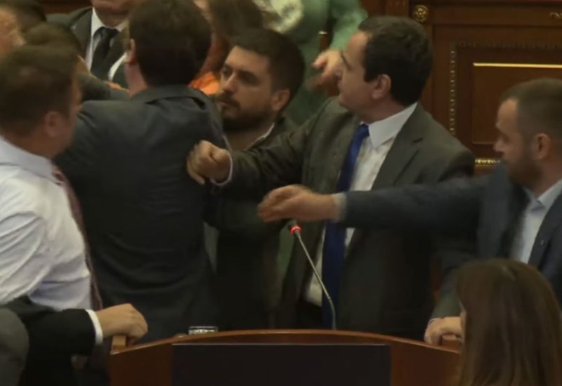 Tuča poslanika u parlamentu samoproglašenog Kosova, Kurti poliven vodom (VIDEO)