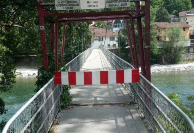 Zatvoren viseći most u Srpskim Toplicama zbog oštećenja