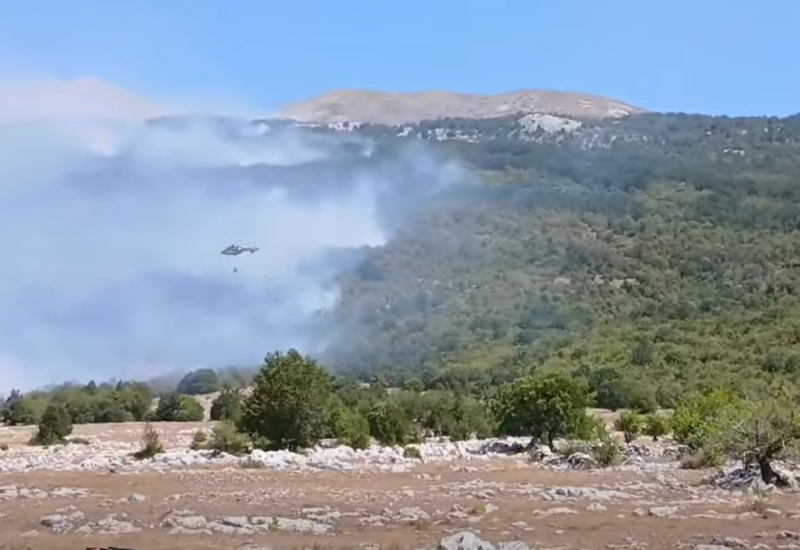 Helikopter MUP-a Srpske gasi požar kod Nevesinja, proglašena vanredna situacija (VIDEO)