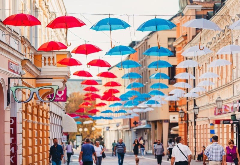 Gospodska ulica ukrašena kišobranima u bojama srpske zastave