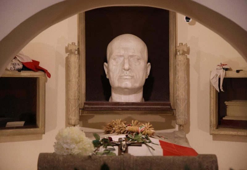 Bista fašističkog vođe u dnevnoj sobi šefa italijanskog Senata